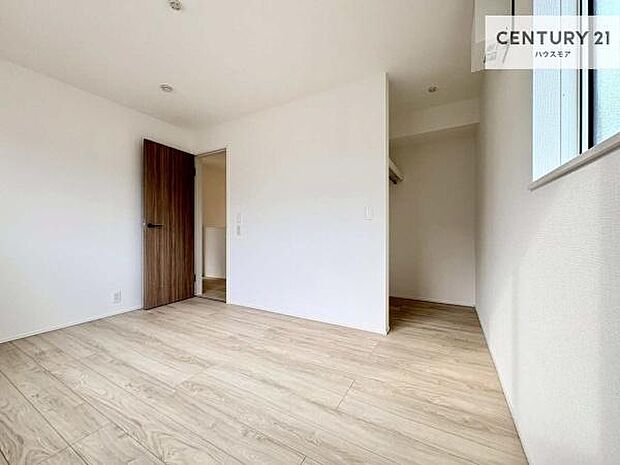 掃き出し窓がないお部屋は、お子様のお部屋としても安心です!収納スペースも充実しているので散らかったお部屋をサッと片付けられます!