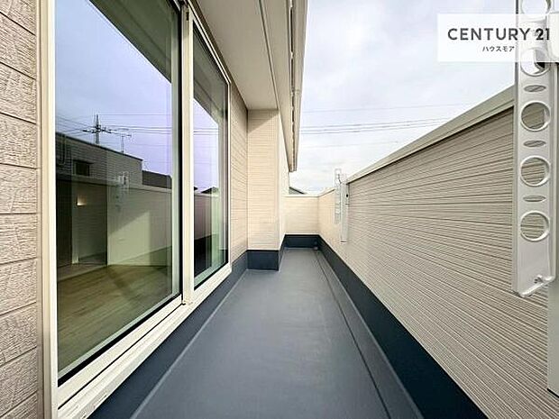 陽当たりの良いバルコニーで、お洗濯物もよく乾きそうですね!お天気の良い日にはバルコニーへ出てリフレッシュするのも気持ちよさそうです。