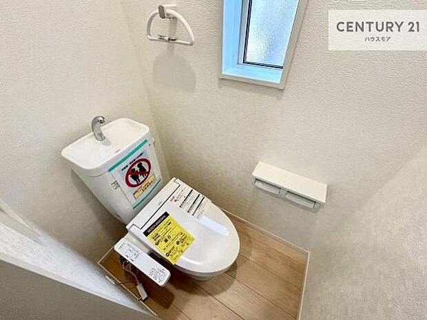1・2階にトイレがございます!朝の忙しい時間帯も待たずにすみそうですね。白を基調とした清潔感のあるトイレでお手入れがしやすいです!