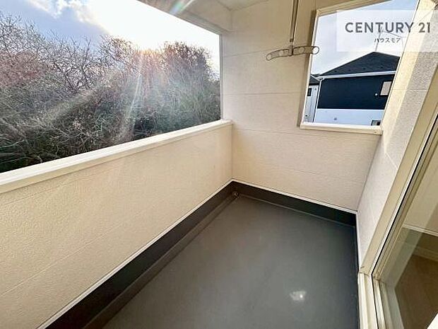 広々としているバルコニーです!お洗濯物を干すのはもちろん風に当たりながらくつろぎタイムが送れます!