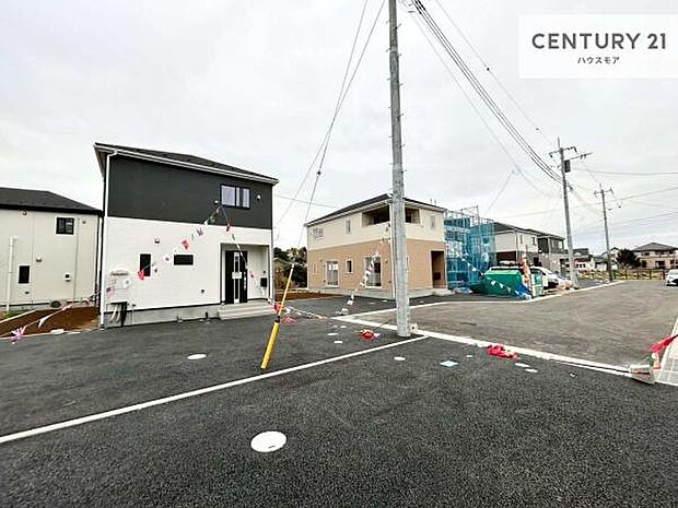 前面道路は6m!陽当り良好な立地です。車庫入れが苦手な方も安心ですね。