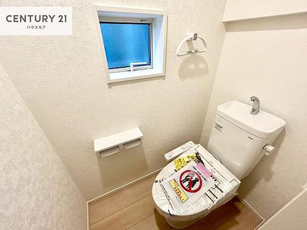 1・2階にトイレがございます!朝の忙しい時間帯も待たずにすみそうですね。白を基調とした清潔感のあるトイレでお手入れがしやすいです!