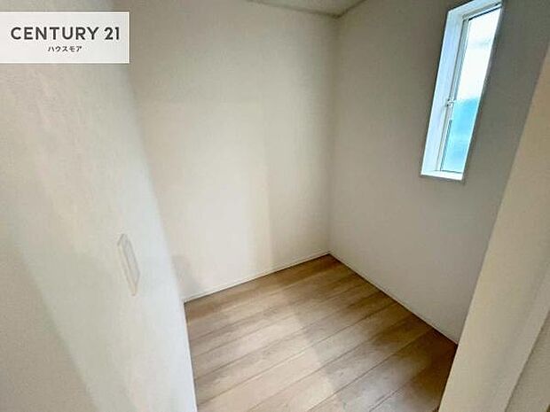 納戸がある暮らしは、季節物や日用品もすっきり収納。住まいにゆとりが生まれます。