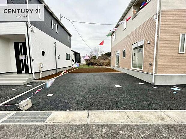 駐車スペースは2台分あります!セカンドカーはもちろん、バイクや自転車なども置き場所に困りません。