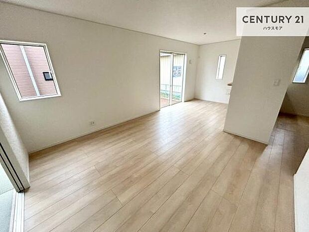 大きな窓からたっぷりの陽ざしが入る明るいリビング。開放感のあるリビングで家族団らんのくつろぎの時間を過ごせます!当日のご見学可能です!是非現地で陽当たりなどご体感くださいませ!