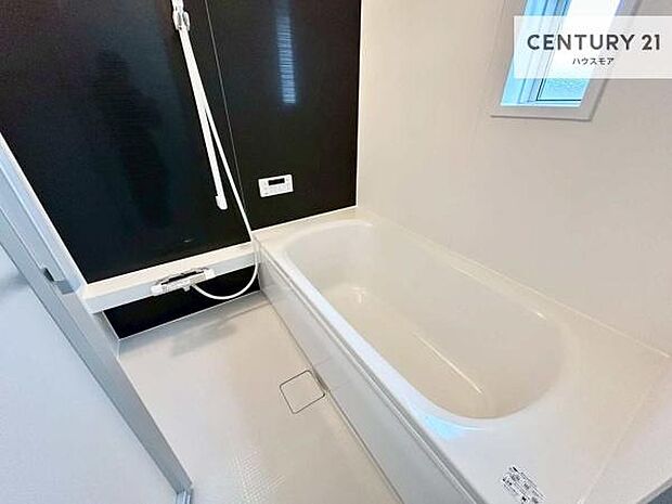 広々バスで一日の疲れをリフレッシュ。足が伸ばせるので、浴槽にもゆったりと浸かれますね!毎日のバスタイムが楽しみになります。