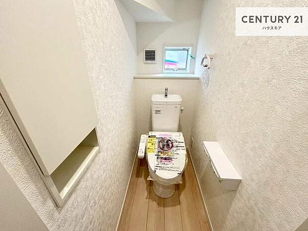 1・2階にトイレがございます!朝の忙しい時間帯も待たずにすみそうですね。白を基調とした清潔感のあるトイレでお手入れがしやすいです!