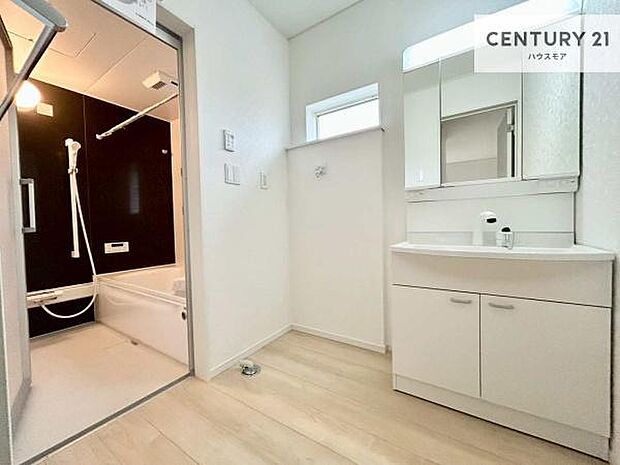 小窓付きの明るい洗面室です!湿気もすぐに入れ替えができて清潔に保つことができます!自然光が差し込むのでお化粧の仕上がりも良くなりますね!