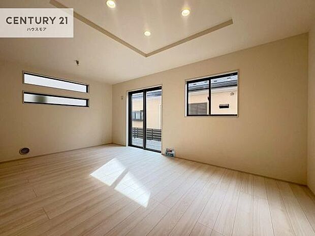 大きな窓からたっぷりの陽ざしが入る明るいリビング。開放感のあるリビングで家族団らんのくつろぎの時間を過ごせます!