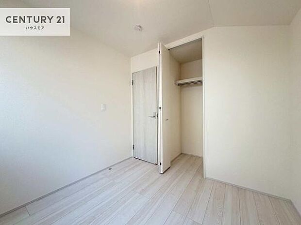 掃き出し窓がないお部屋は、お子様のお部屋としても安心です!収納スペースも充実しているので散らかったお部屋をサッと片付けられます!