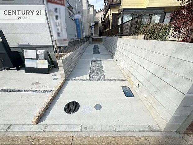 駐車スペースは2台分あります!セカンドカーはもちろん、バイクや自転車なども置き場所に困りません。