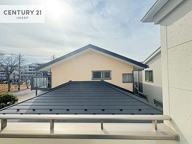落ち着きある住宅街です!周囲には高い建物がなく、空が広く開放感があり、陽当たりを大きく遮られることもありません!気持ちの良い風が通り抜ける街並みです!