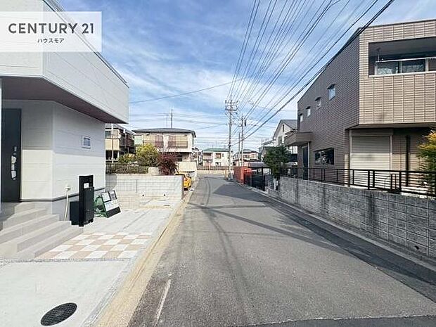 前面道路は6m!陽当り良好な立地です。車庫入れが苦手な方も安心ですね。