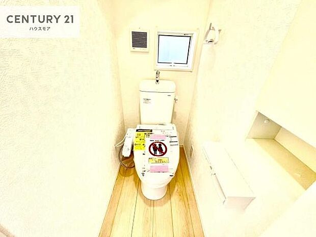 1・2階にトイレがございます!朝の忙しい時間帯も待たずにすみそうですね。白を基調とした清潔感のあるトイレでお手入れがしやすいです!