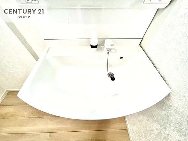 深い洗面台ボウルは、水が跳ねにくいのでお手入れが楽々!清潔感が保てます!キレイな洗面所で自分磨きのモチベーションが上がりますね!