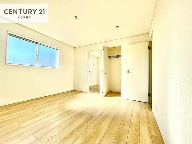 洋室は子供部屋や寝室、色々と用途多彩に利用できますね。収納力もたっぷりなので、広々気持ちよく過ごすことができます。