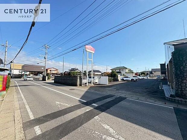 前面道路は7.42m!陽当り良好な立地です。車庫入れが苦手な方も安心ですね。