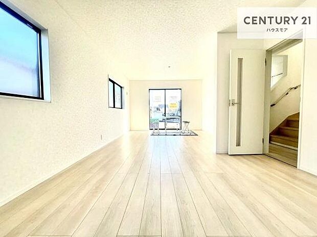 優しい陽だまりがリビングを包んでくれて居心地の良い空間を演出してくれます!くつろぎの時間を過ごせます!