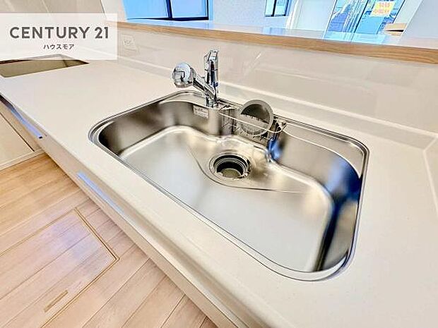 ワイドなシンクですね!水が跳ねにくく洗物がしやすい家事が楽々仕様のシステムキッチンです!デザイン性と機能性を兼ねたキッチンで清潔感がありますね!