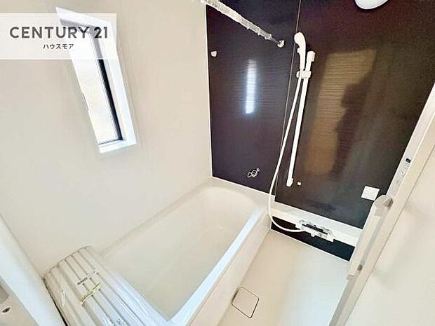 広々バスで一日の疲れをリフレッシュ。足が伸ばせるので、浴槽にもゆったりと浸かれますね!毎日のバスタイムが楽しみになります。