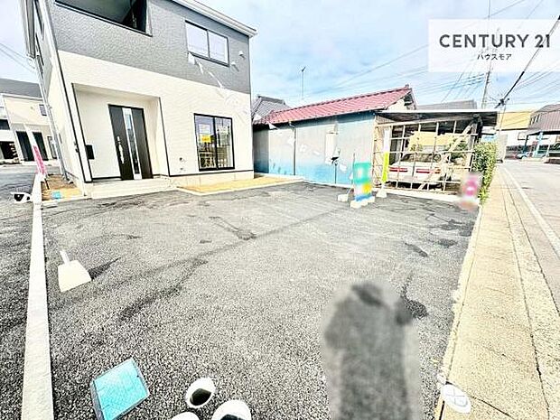 駐車スペースは2台分あります!セカンドカーはもちろん、バイクや自転車なども置き場所に困りません。