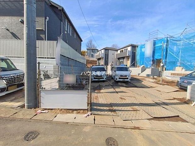 駐車スペースは2台分あります!セカンドカーはもちろん、バイクや自転車なども置き場所に困りません。