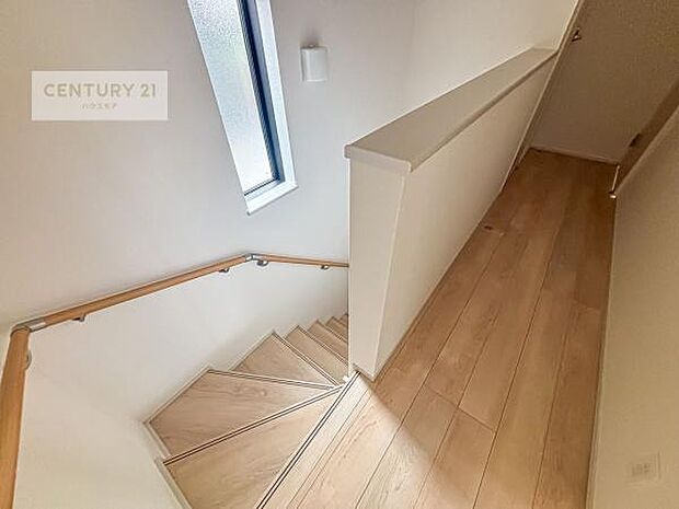 階段は明るく手摺りもついています。お子様やご年配の方も安心してご利用頂けますね!(同仕様)