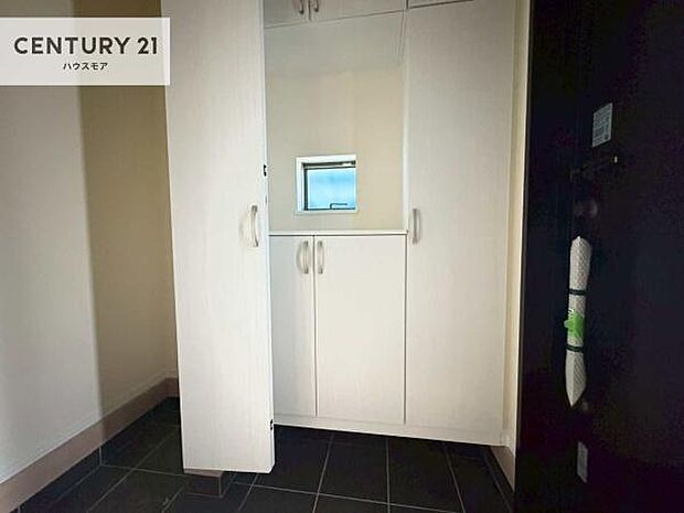 シューズボックス付きなので、玄関が片付きお掃除がしやすいです！スッキリした玄関で戸を開けた瞬間、清潔感のある心地いい空間が出迎えてくれます。