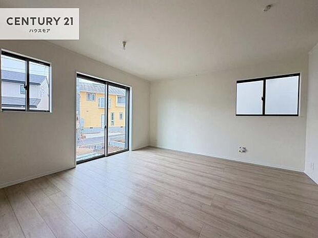 優しい陽だまりがリビングを包んでくれて居心地の良い空間を演出してくれます!くつろぎの時間を過ごせます!