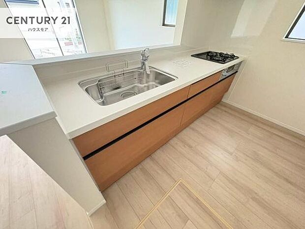 大人気の対面式システムキッチンを採用しています!ご家族のコミュニケーションが自然と増える設計です。お子様にも目が届くので嬉しいですね!広々使えて快適で作業が進みます。