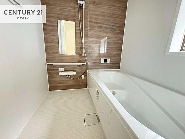 落ち着きある大人の雰囲気のバスルームは、味が出ていてバスタイムが充実!お仕事頑張っているご褒美にお好みの匂いの入浴剤を入れて、楽しんでみてはいかがでしょうか?