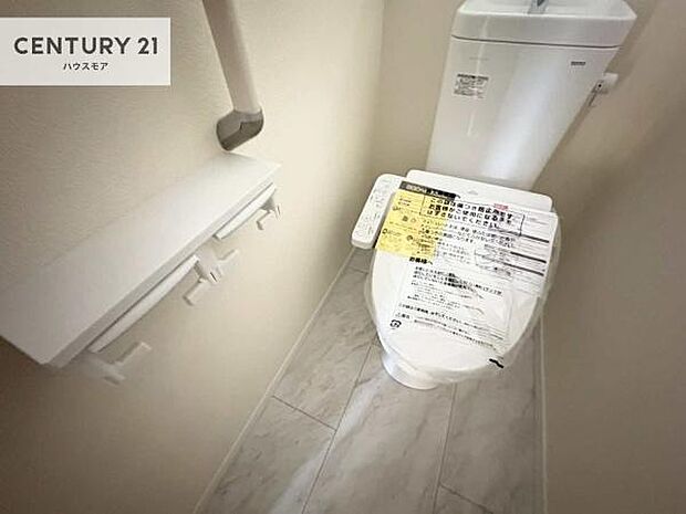 1・2階にトイレがございます!朝の忙しい時間帯も待たずにすみそうですね。白を基調とした清潔感のあるトイレでお手入れがしやすいです!