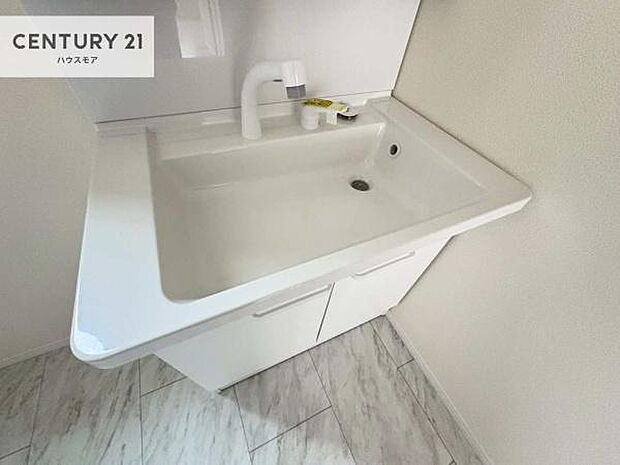 深い洗面台ボウルは、水が跳ねにくいのでお手入れが楽々!清潔感が保てます!キレイな洗面所で自分磨きのモチベーションが上がりますね!