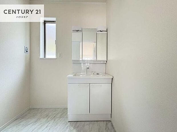 小窓付きの明るい洗面室です!湿気もすぐに入れ替えができて清潔に保つことができます!自然光が差し込むのでお化粧の仕上がりも良くなりますね!