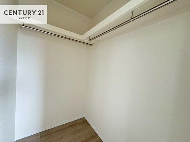 ウォークインクローゼット付きです。たくさんのお洋服などを収納しておけそうですね!他にも扇風機や加湿器など季節物の大きな家電も収納できます!