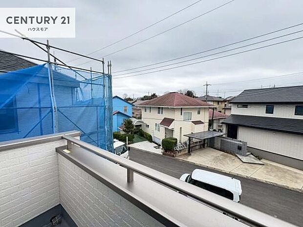 落ち着きある住宅街です!周囲には高い建物がなく、空が広く開放感があり、陽当たりを大きく遮られることもありません!気持ちの良い風が通り抜ける街並みです!