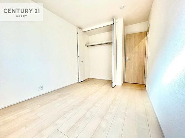 掃き出し窓がないお部屋は、お子様のお部屋としても安心です!収納スペースも充実しているので散らかったお部屋をサッと片付けられます!