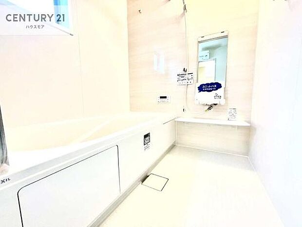 白を基調とした清潔感のあるバスルーム!快適なバスタイムが送れます!1日の疲れをしっかりと癒してくれる素敵なリラクゼーション空間になりそうですね。