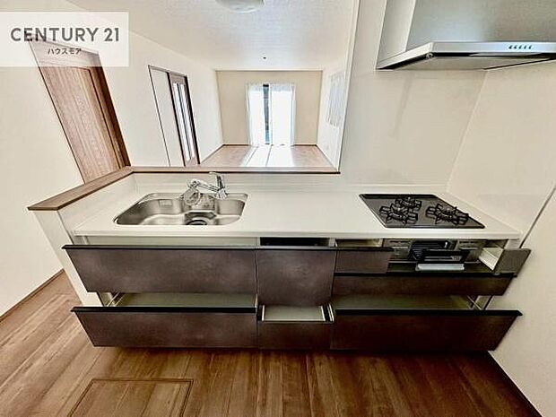 収納スペースが豊富で、調理スペースがスッキリと片付きひろ~く活用できます!快適に作業ができます!毎日の料理が捗ります!