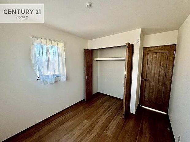 掃き出し窓がないお部屋は、お子様のお部屋としても安心です!収納スペースも充実しているので散らかったお部屋をサッと片付けられます!