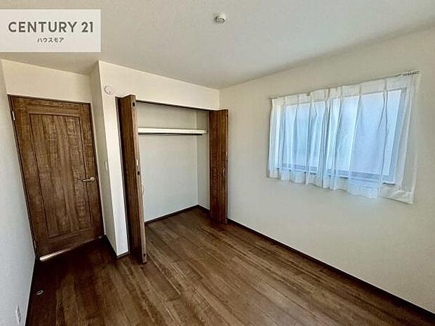 全居室に収納スペースを設け、衣類や季節物、趣味のアイテムまでしっかりと収まる設計。各部屋ごとに収納を確保することで、居住空間を広く使え、すっきりとした暮らしを実現します。