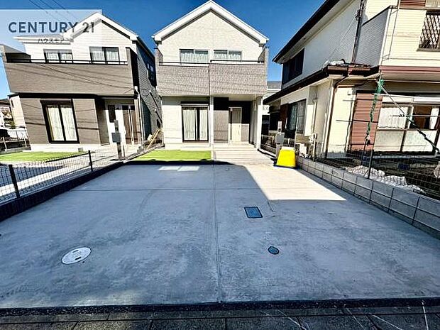 駐車スペースは2台分あります!セカンドカーはもちろん、バイクや自転車なども置き場所に困りません。