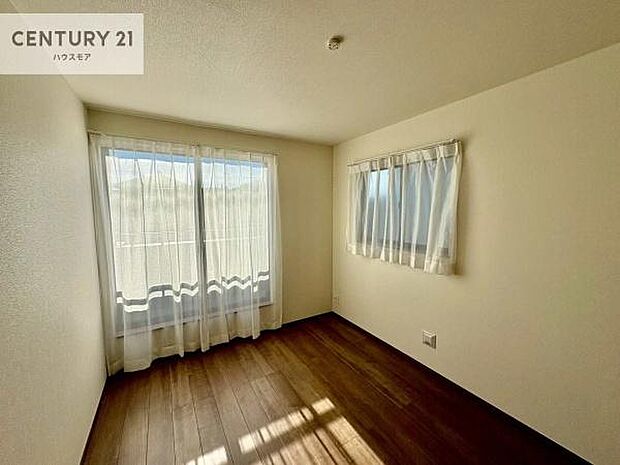 2面採光を確保した明るい室内は、風通しも良く、明るく大変居心地の良い空間となっております。リラックスして過ごせる心地の良いお部屋です!朝の目覚めがスッキリしますね!