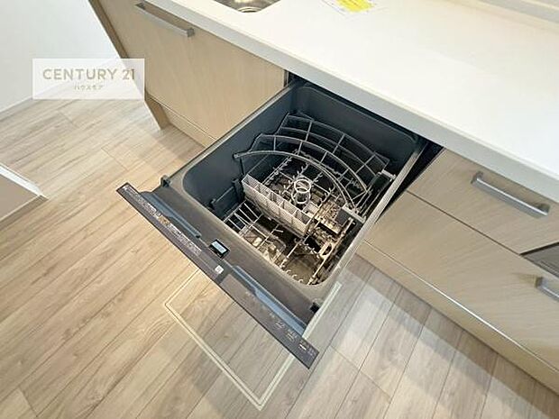食洗機付きのキッチンです!忙しい時や手荒れ防止として大変活躍する便利な仕様です!ビルトインなのでキッチンの場所を取らず調理スペースを広く使うことが出来ます!