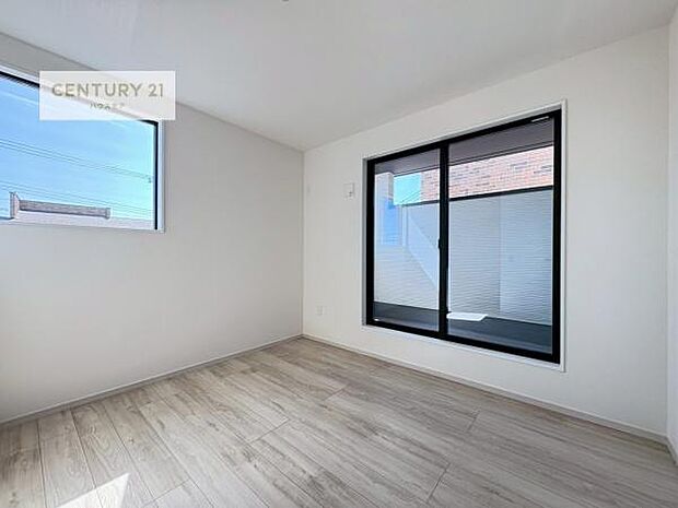 バルコニーに面している洋室です。明るく温もりがあり、換気もしっかりできます!朝起きて、外に出て背伸びをしつつ深呼吸をし良い朝を迎え入れることができます。