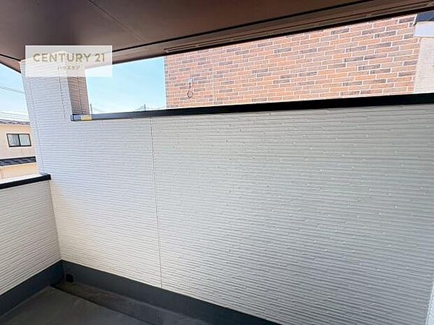 陽当たりの良いバルコニーで、お洗濯物もよく乾きそうですね!お天気の良い日にはバルコニーへ出てリフレッシュするのも気持ちよさそうです。