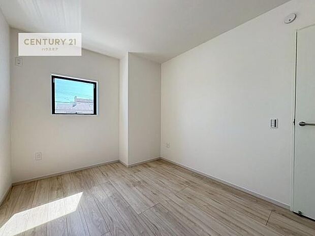 優しい光が差し込む洋室は、朝の目覚めも気持ちが良さそうですね。おうち時間もゆったりと過ごすことができます。