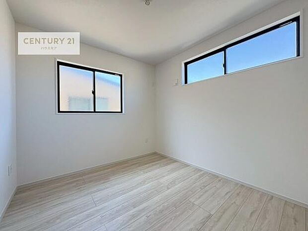 2面採光を確保した明るい室内は、風通しも良く、明るく大変居心地の良い空間となっております。リラックスして過ごせる心地の良いお部屋です!朝の目覚めがスッキリしますね。