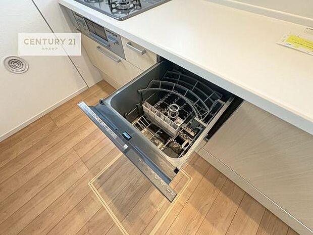 食洗機付きのキッチンです!忙しい時や手荒れ防止として大変活躍する便利な仕様です!ビルトインなのでキッチンの場所を取らず調理スペースを広く使うことが出来ます!