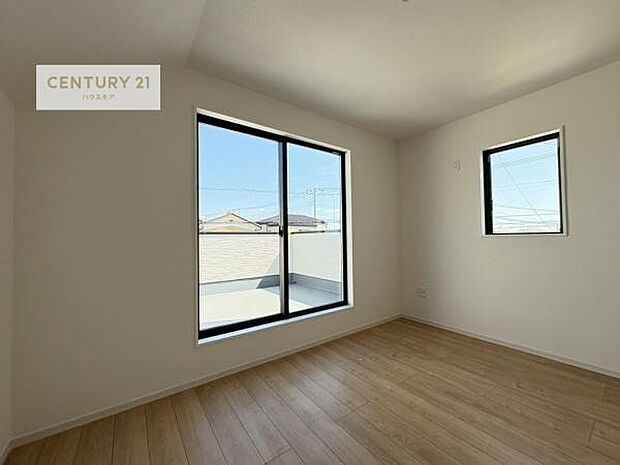 バルコニーに面している洋室です。明るく温もりがあり、換気もしっかりできます!朝起きて、外に出て背伸びをしつつ深呼吸をし良い朝を迎え入れることができます。